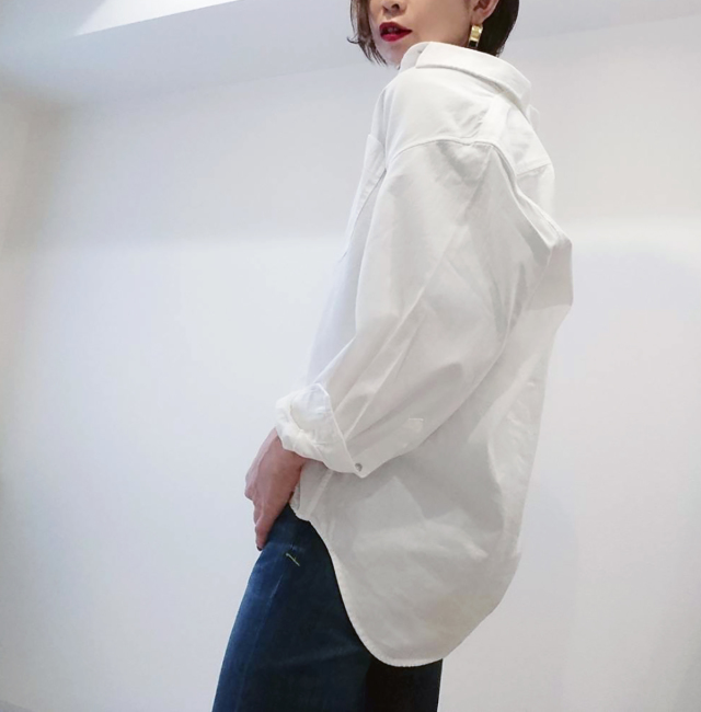 Uniqloのデニムオーバーシャツで40代のエフォートレスコーデ ファッション誌marisol マリソル Online 40代をもっとキレイに 女っぷり上々