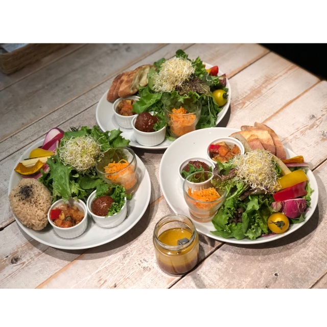 デニムジャケットでリンク ヴィーガンレストランでヘルシー女子会 ファッション誌marisol マリソル 40代をもっとキレイに 女っぷり上々