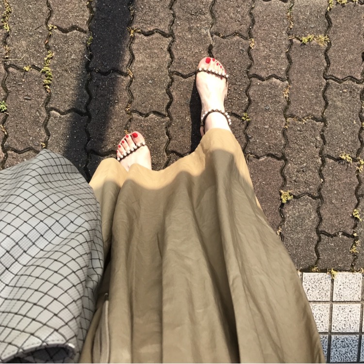 リアル通勤コーデ。梅雨の晴れ間の金曜日は赤いTシャツで元気よく!_1_2