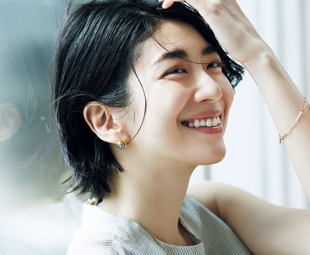 デル/阪井まどか ピアス(ルチルクオーツ×K18YG×シルバー×K18ゴールドプレート)¥113,300/ボロロ ネックレス¥14,300/ショールーム セッション(マリア ブラック) ブレスレット¥60,500/ホワイトオフィス(ジジ) ワンピース¥105,600/エブールギンザシックス(ebure)