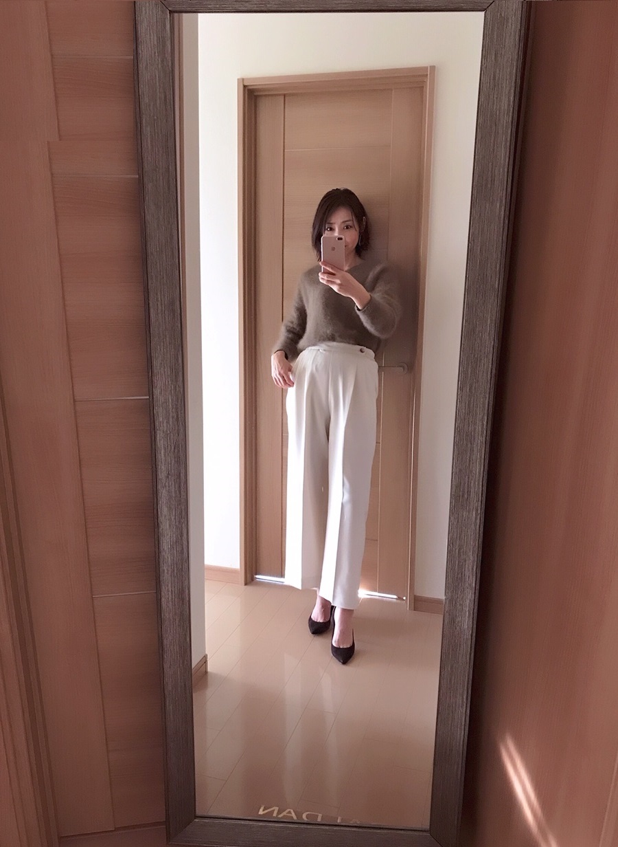VISのホワイトパンツの着画