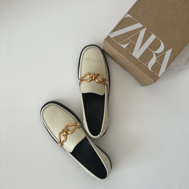 ZARAのバックルディテール レザーフラットフォームローファー
