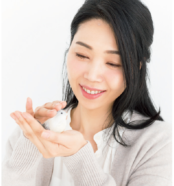 肌を優しくタッチしている水井真理子