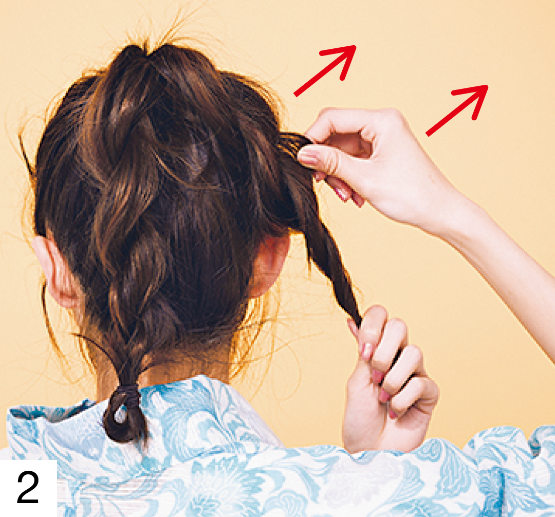 分けた毛束の片側をさらに2つに分け、各々ねじる。ねじった毛束を交差させ毛先を輪っか状に折ってゴムで留める。左右両方できたら、毛束を引き出し立体感を出す。