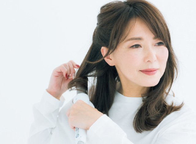 耳から後ろの髪は、毛先を内巻きに