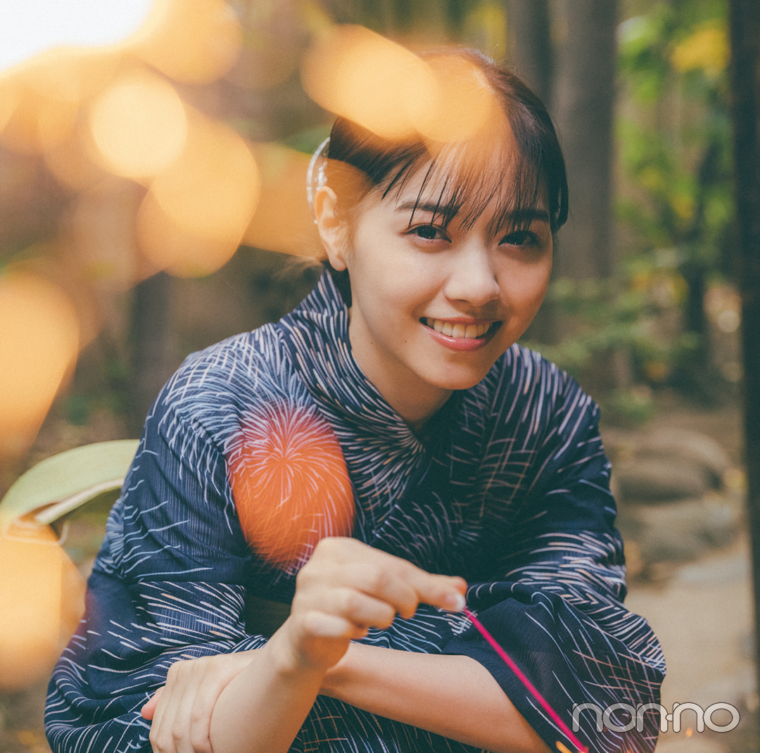 西野七瀬の「花火柄」の浴衣1
