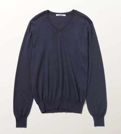 村山佳世子×SLOANE 【スタイリスト村山佳世子さん別注】ウールシルクカシミヤVネック ¥31,900(税込)