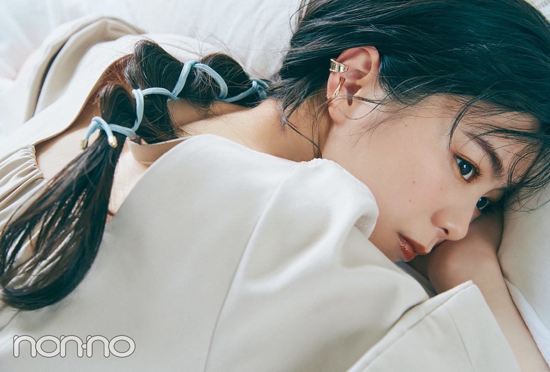 紺野彩夏のプチプラアクセサリー『ヘアワイヤー×セットゴールドイヤカフ』モデルカット5-1
