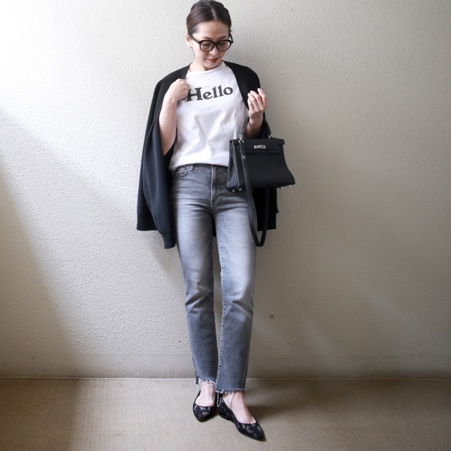 ロゴTシャツ×デニムパンツ×マノロ・ブラニクのレースフラットシューズコーデ
