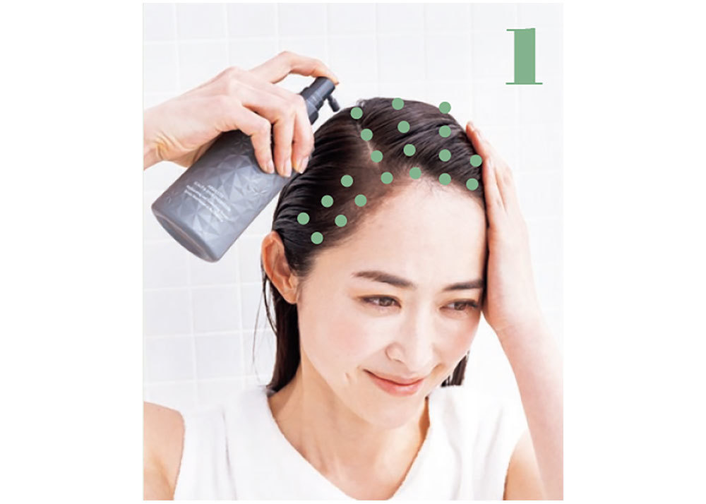 生えぎわと頭部のセンターラインは頭皮のTゾーン。過剰皮脂が出やすく、薄毛ポイントになりやすいので、ここを中心に直接美容液をつける。
