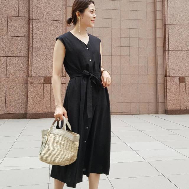 リネンの黒ワンピースで着回しモノトーンコーデ