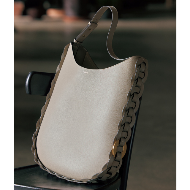 クロエ バッグ「DARRYL」(46.5×40×7)¥223,000/クロエ カスタマーリレーションズ(クロエ)