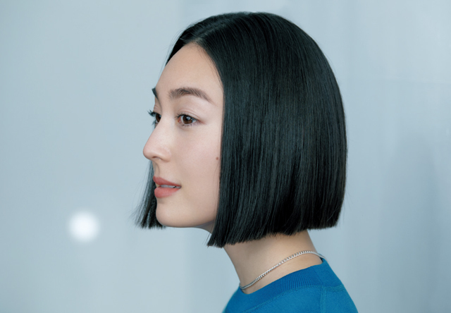すとんと落ちるフォルムで面の美しさを見せる LIZAさんのワンレンボブヘア