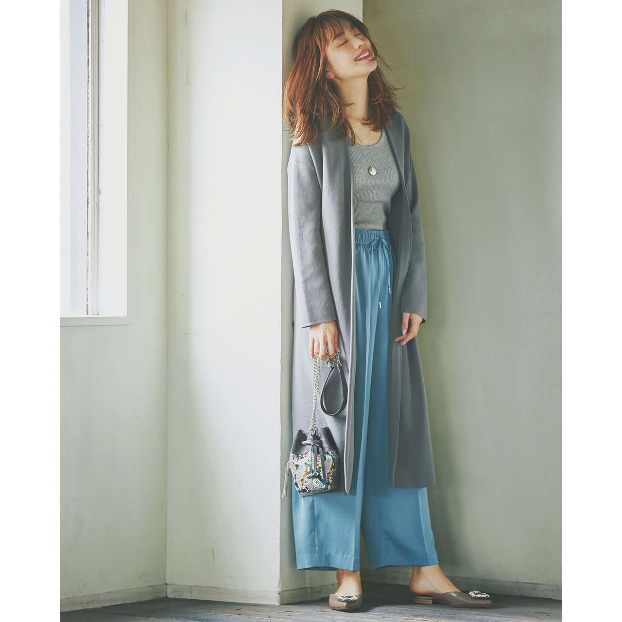 グレーのカーディガン×サックスブルーのパンツコーデを着たモデルの蛯原友里さん