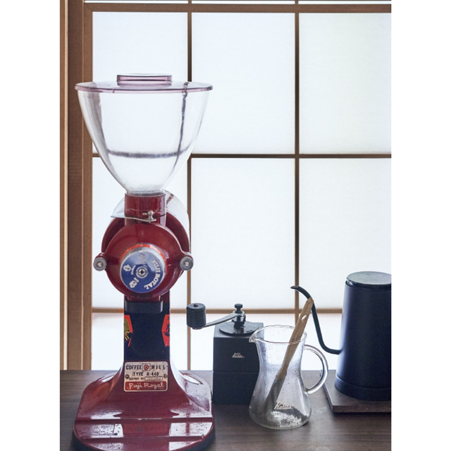 コーヒーコーナーには茜屋珈琲店から譲り受けたミルなどが並ぶ
