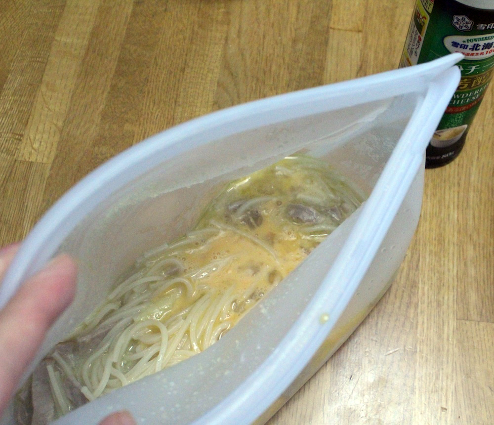 シリコンバッグに入れてレンジでチンすればパスタが作れる
