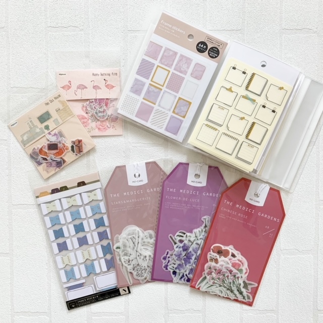 セリアで購入のシールコレクションBOOK(右上)と、新たに購入したステッカー色々!