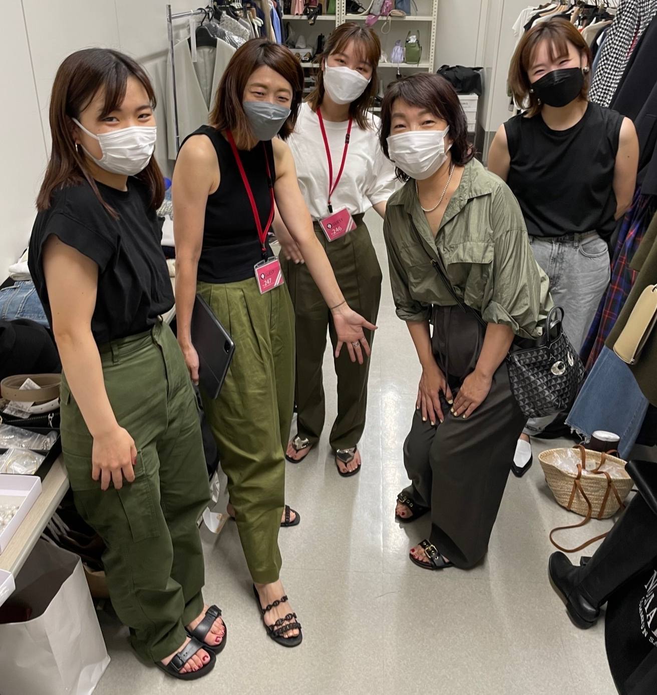 向かって右からスタイリストの石毛のりえさん、私、エディターアシスタントの小森さん、エディターの塚田有紀子さん、スタイリストアシスタントの島元さん。