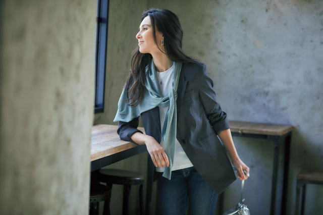 肩かけニットでシャープな影をつくった細見せスタイルの田沢美亜