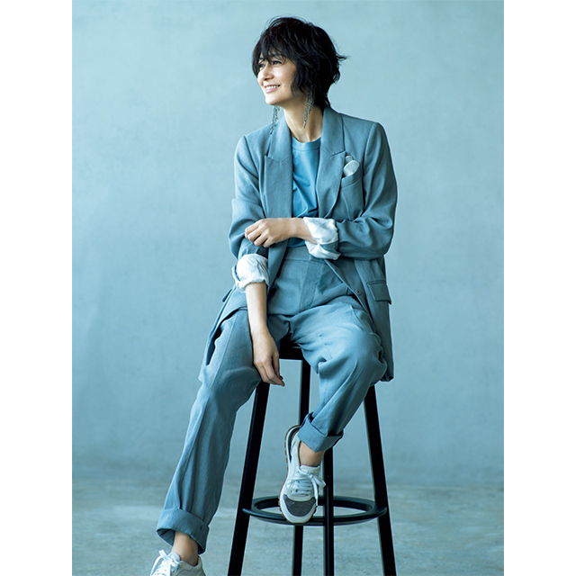 富岡佳子 今らしいこなれ感が魅力の、小粋なグレイッシュブルー