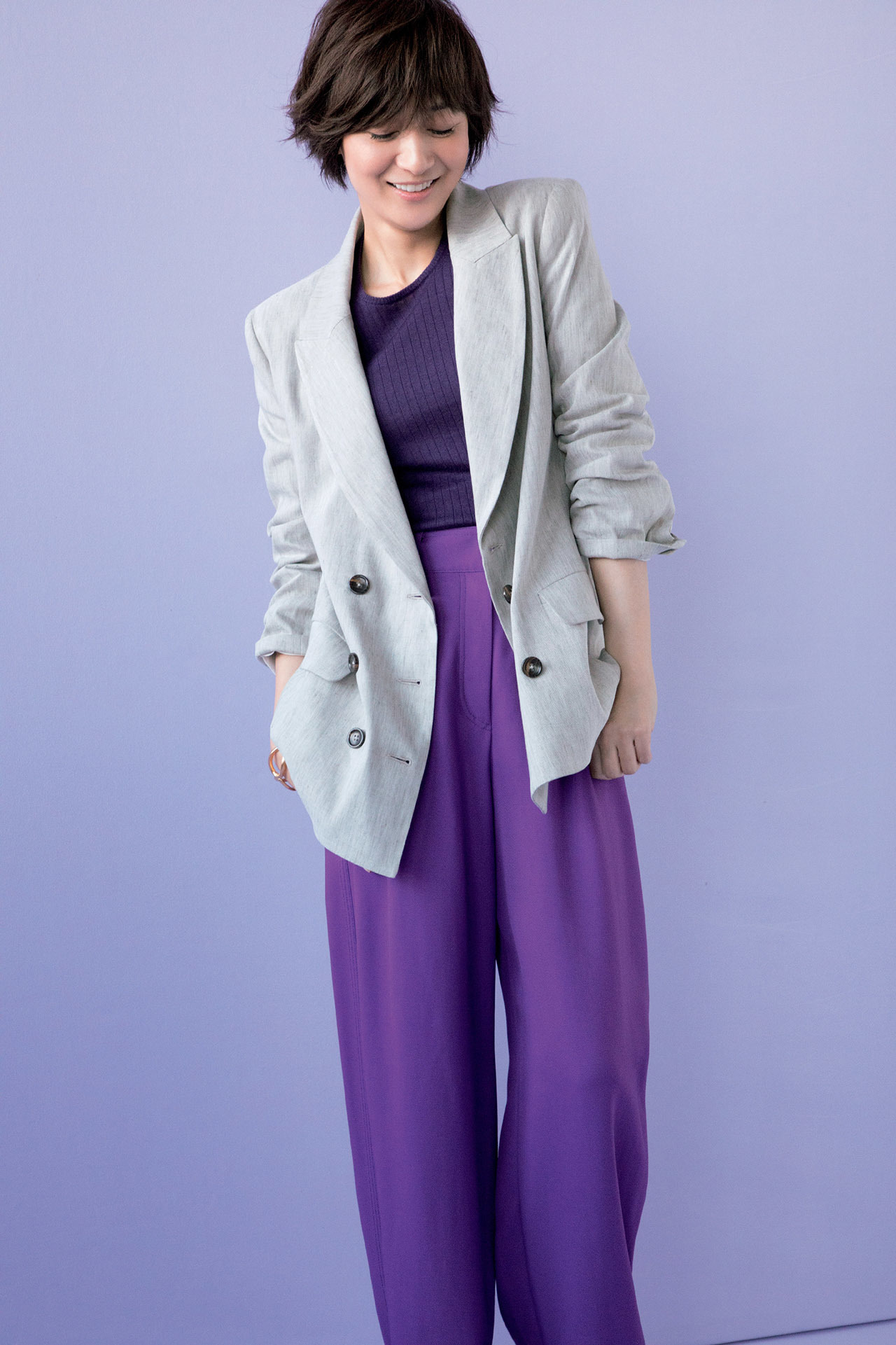 黒 紺ブレ リネン 富岡佳子は基本の3ジャケットが春の相棒 五選 Web Eclat 50代女性 のためのファッション ビューティ ライフスタイル最新情報