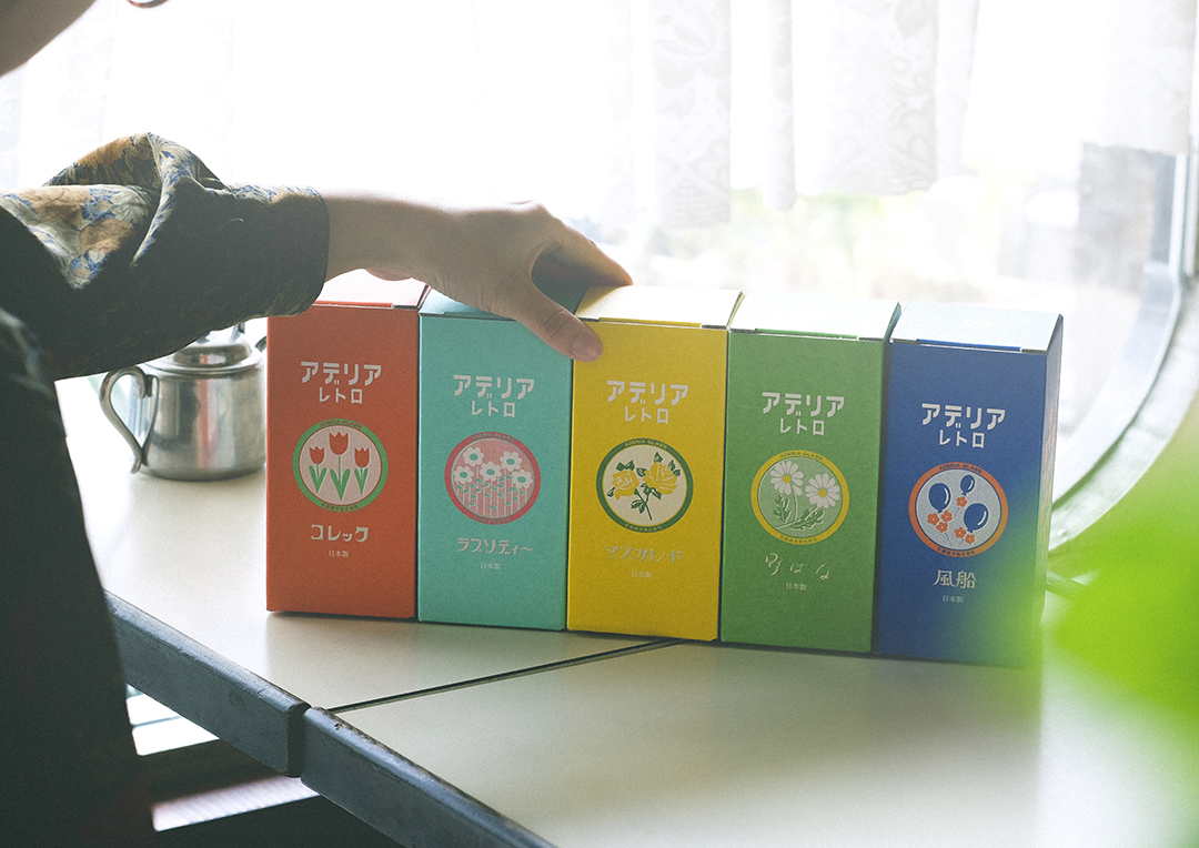 アデリアレトロの新商品 脚付きグラスはかわいい化粧箱入り