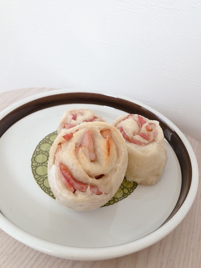 ベーコンを置いてぐるぐるしただけのパン