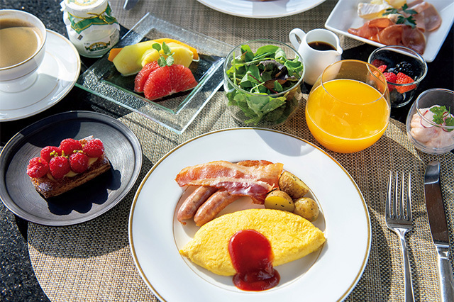 朝食、軽食、アフタヌーンテ ィー、ディナー前のオード ブル、スイーツ&コーディア ルと一日に5回ものフード プレゼンテーションがある