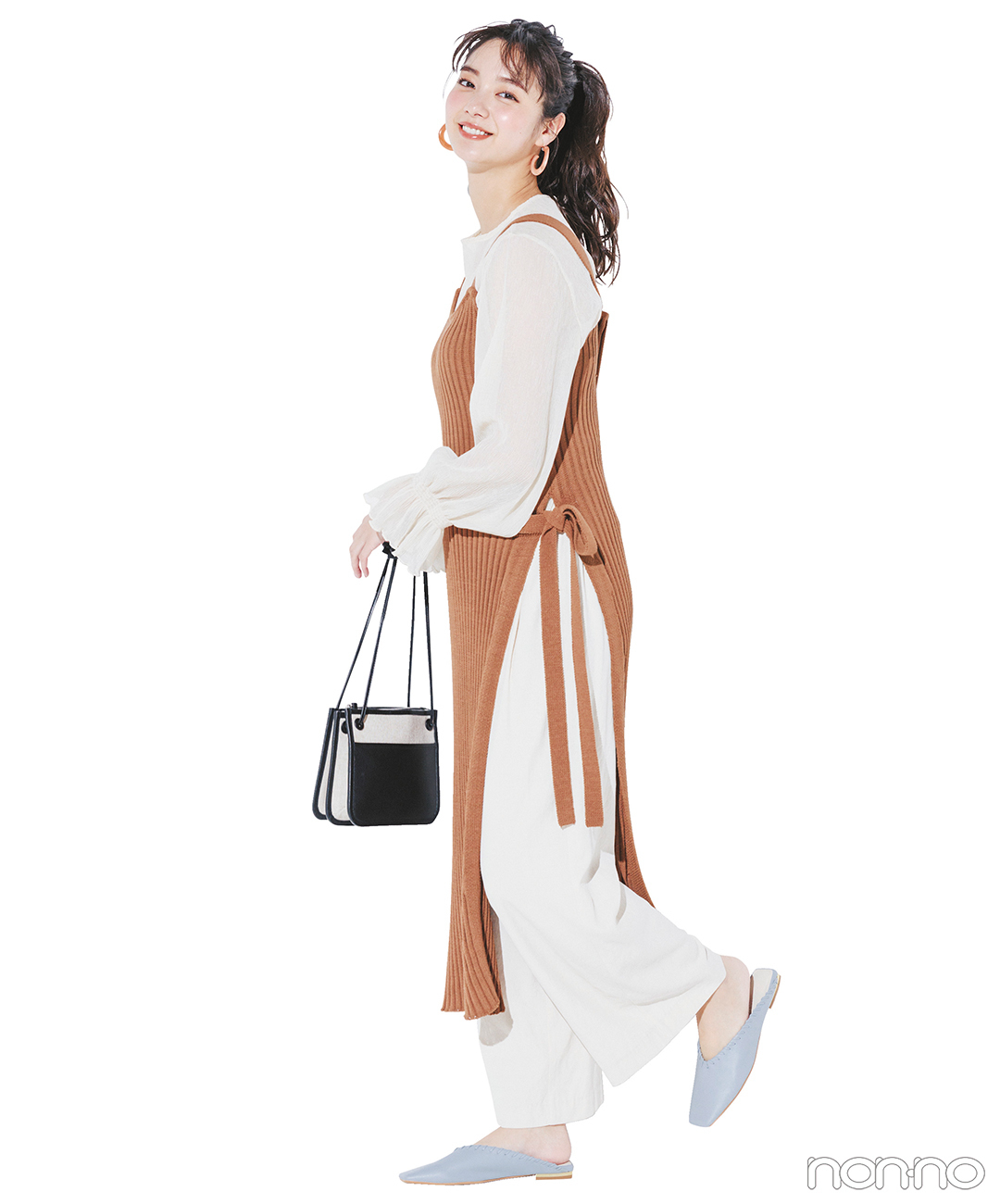 新川優愛はくすみグリーンのブラウスできれいめに 毎日コーデ Non No Web ファッション 美容 モデル情報を毎日お届け