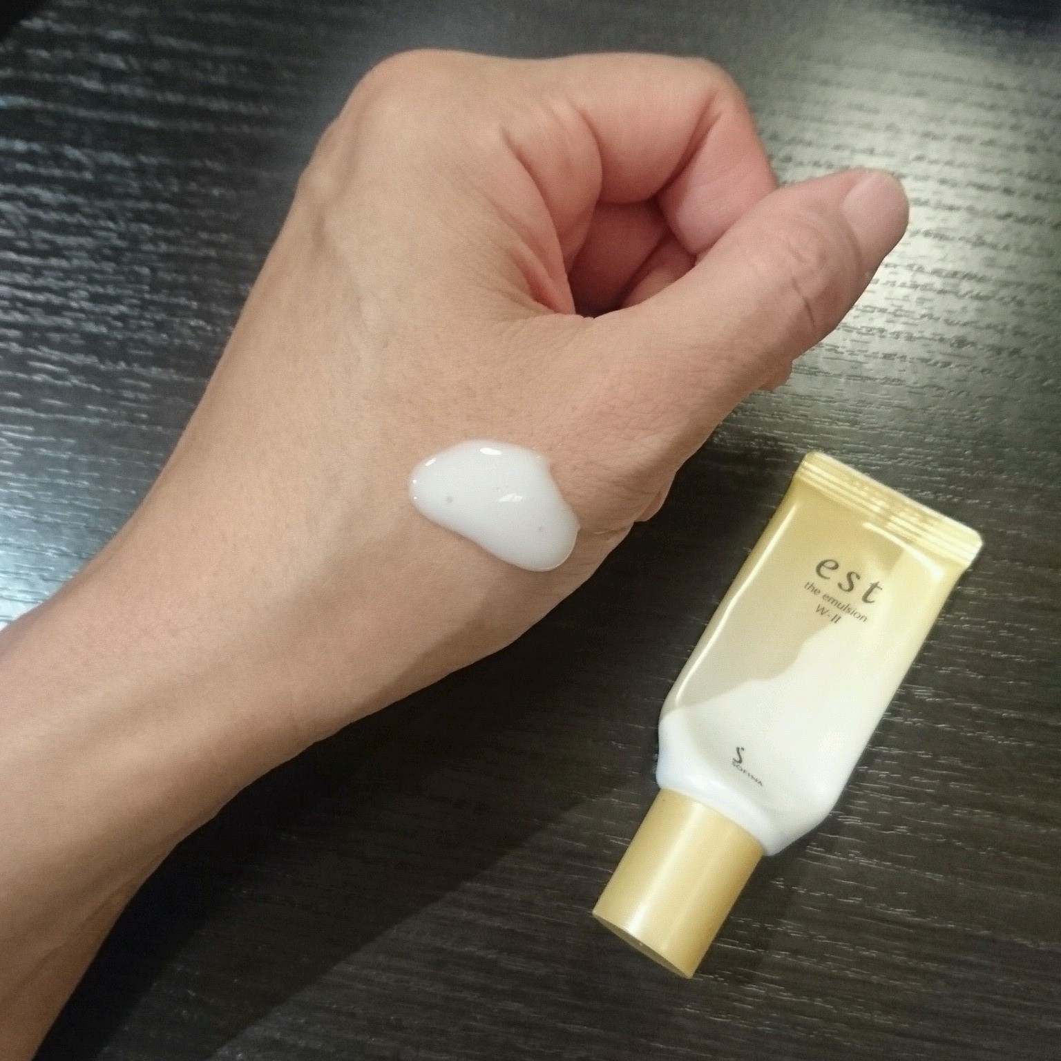 乾燥する環境でも潤いが続く化粧品_1_3