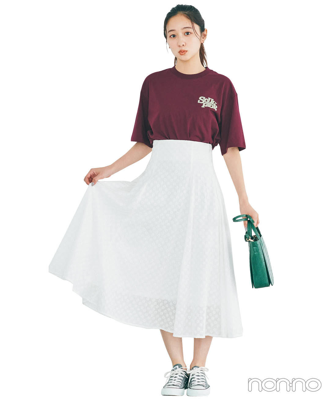 堀田真由のプチロゴTシャツ×Aラインスカートコーデ3
