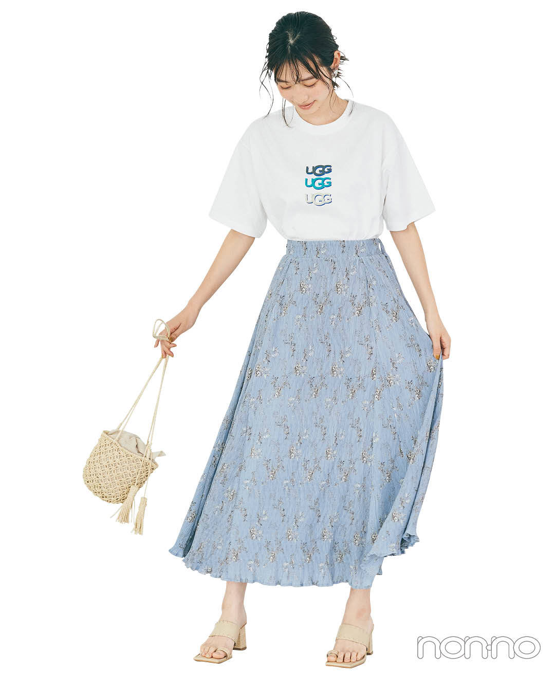 岡本夏美のプチロゴTシャツ×Aラインスカートコーデ4