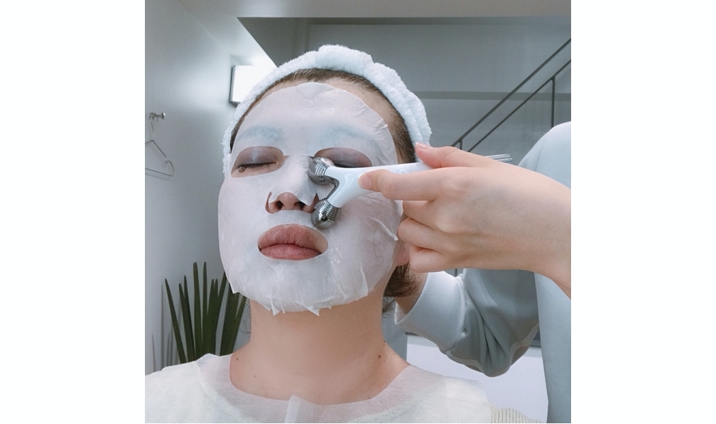 ヤーマンのFACELIFTGYM青山店での施術仕上げの様子