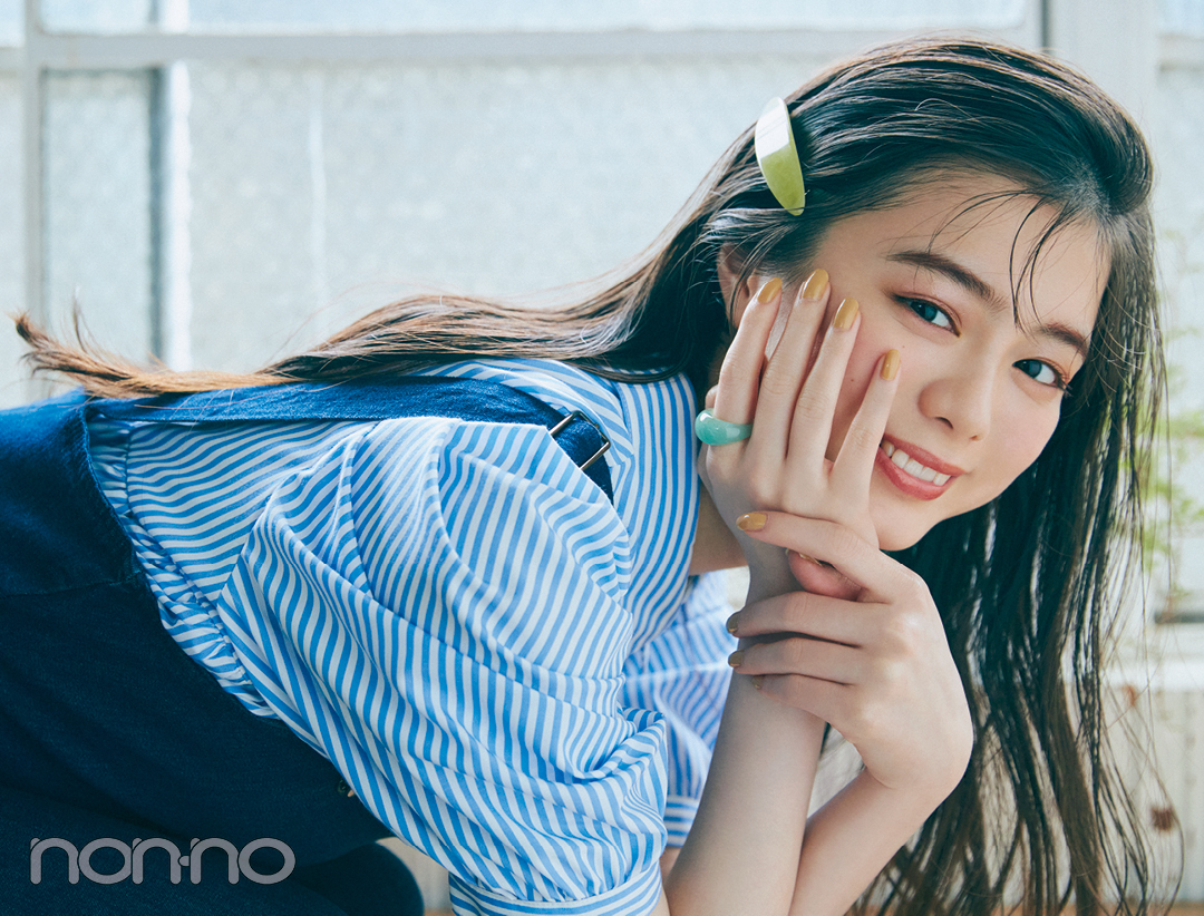 紺野彩夏のプチプラアクセサリー『パステルヘアクリップ×アクリルリング』モデルカット2-1