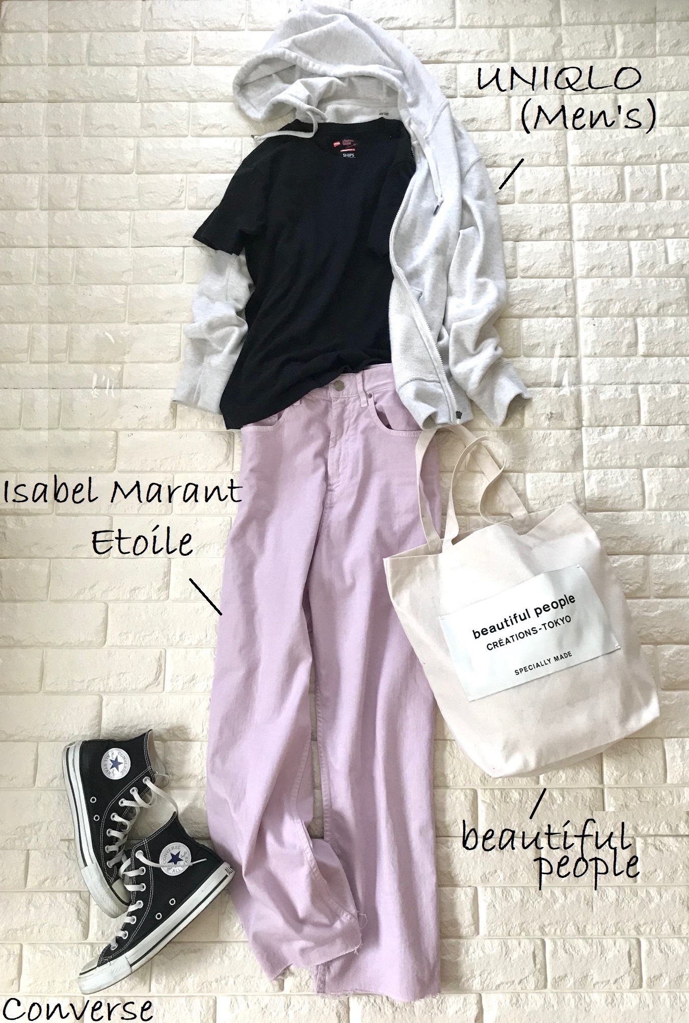 ヘインズのブラックTシャツとカラーデニムを合わせたコーデ