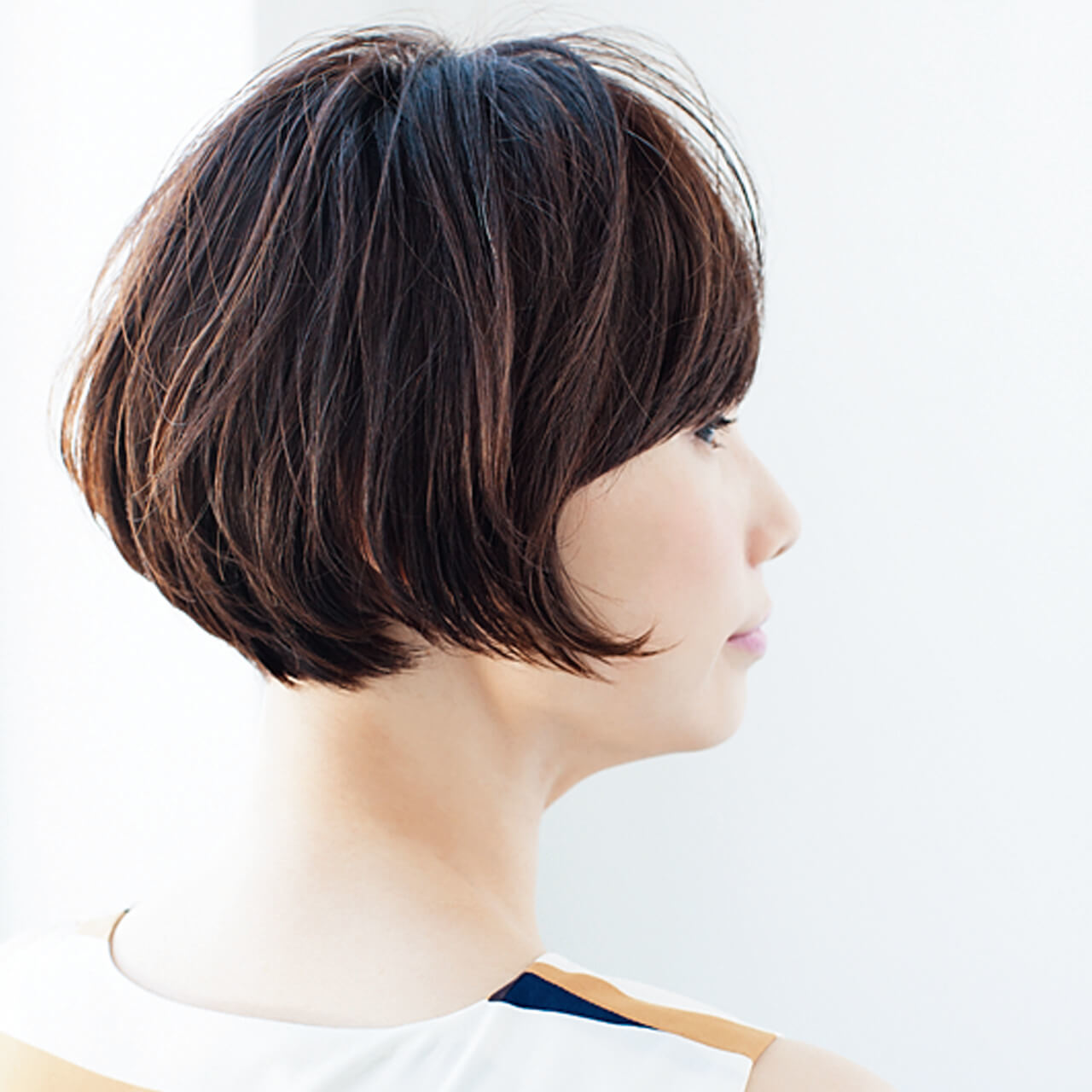 束の動きが透け感をサポート。毛量が多くても涼しげ【40代のショートヘア】_1_2