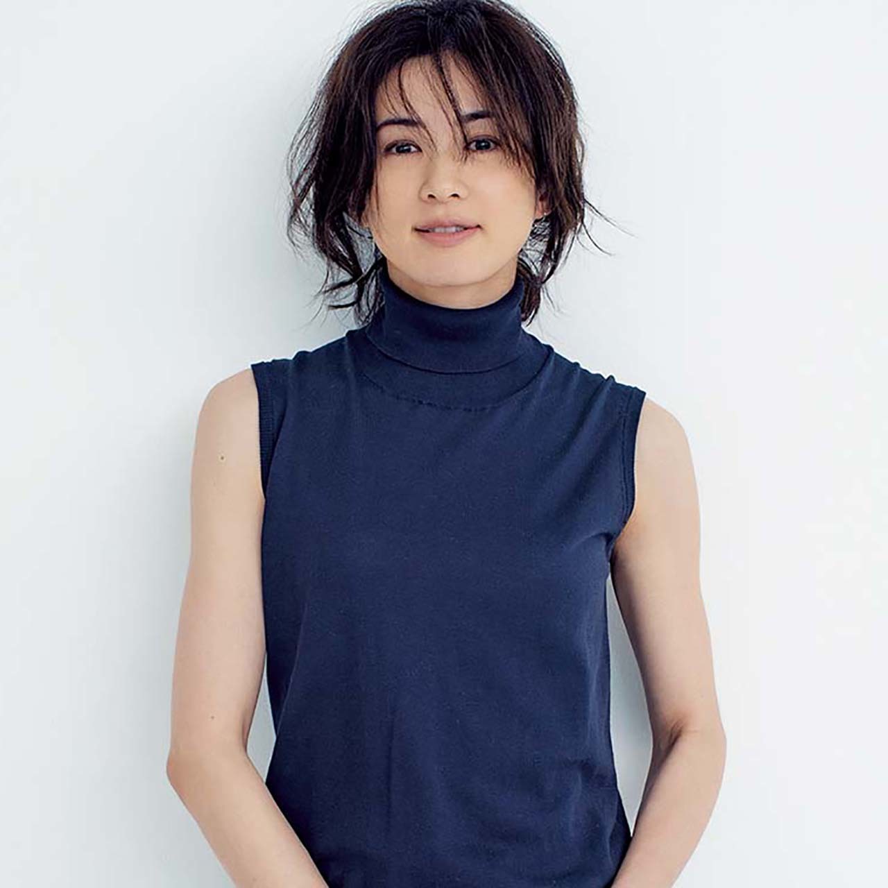 ノースリーブニットを着たモデルの高垣麗子さん