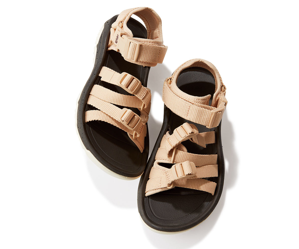 40代ファッション旅アイテム_Teva×emmiサンダル