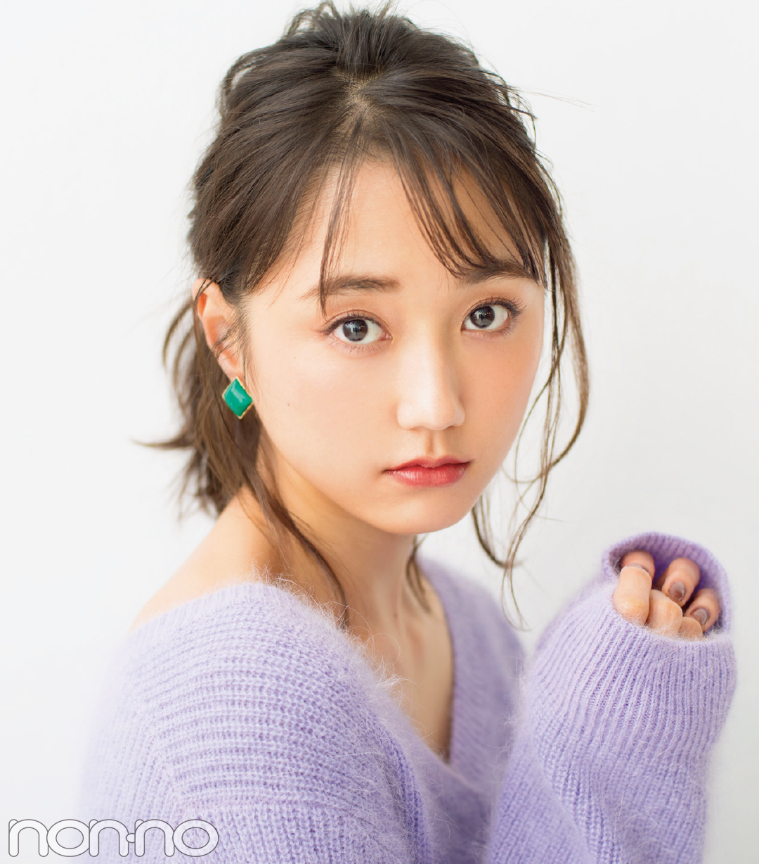 パステルニットは簡単ドーナツ結びでこなれ見え!【冬映えヘアアレンジ】_1_1
