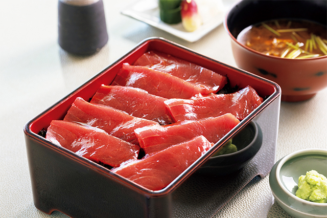 日本料理「和田倉」から届く「本マグロの鉄火重」(¥7,510)は、インルームダイニング限定の人気メニュー