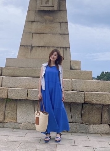 常夜燈前女性
