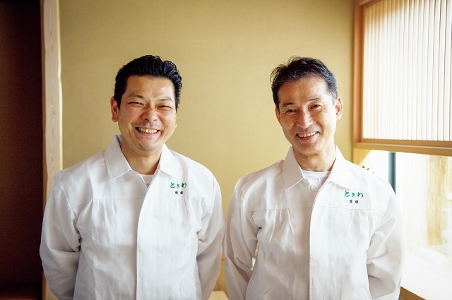 ご主人の西塚茂光さん(右)。後進を育てるのも責務と、松本一樹さん(左)を料理長へ。ふたりのタッグも楽しみ