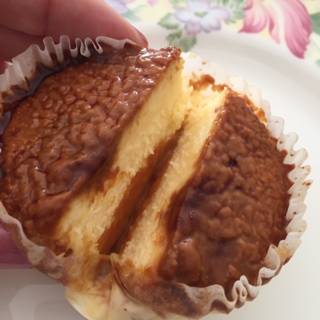 切ってみると、中からソースがとろとろ出てきました!