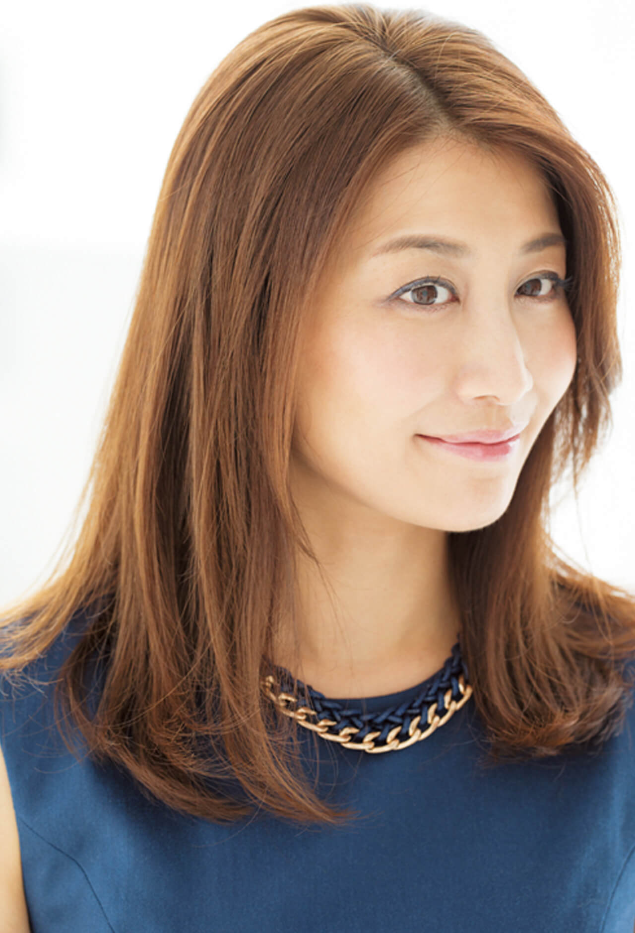 乾燥と量の多さもフォルム調節でカバー。トップのレイヤーでなだらかフォルムに【40代のロングヘア】_1_4