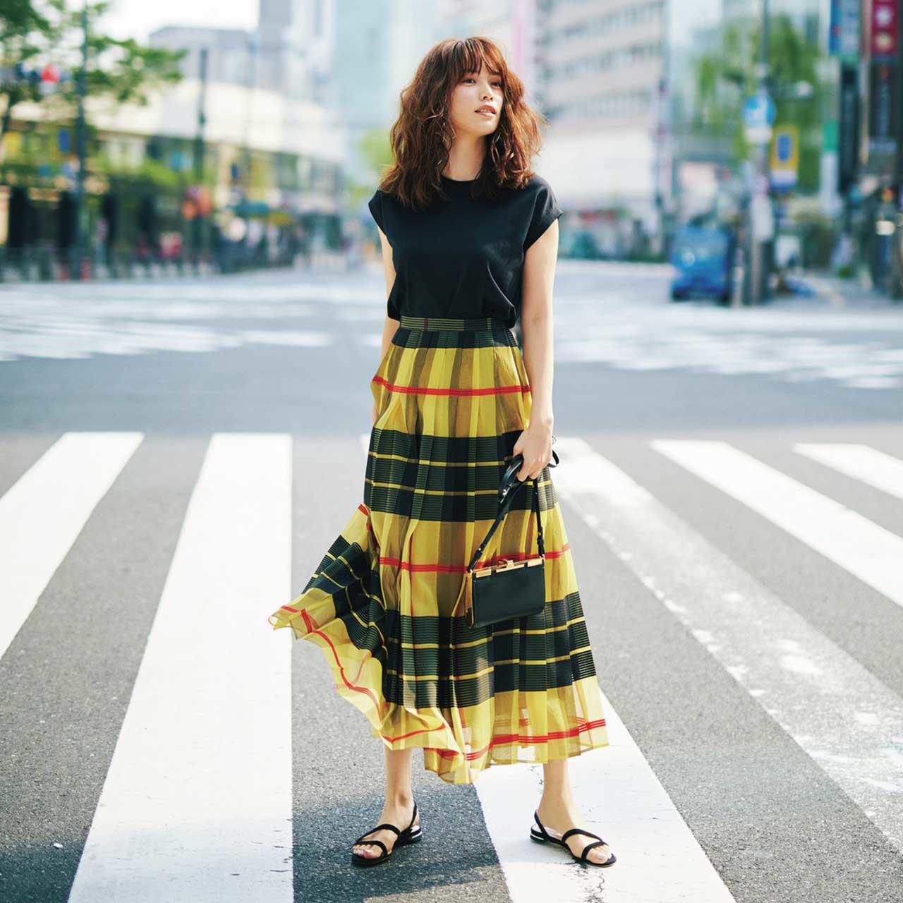 ニコラス カークウッドのストラップサンダル×チャック柄スカートコーデを着たモデルの蛯原友里さん