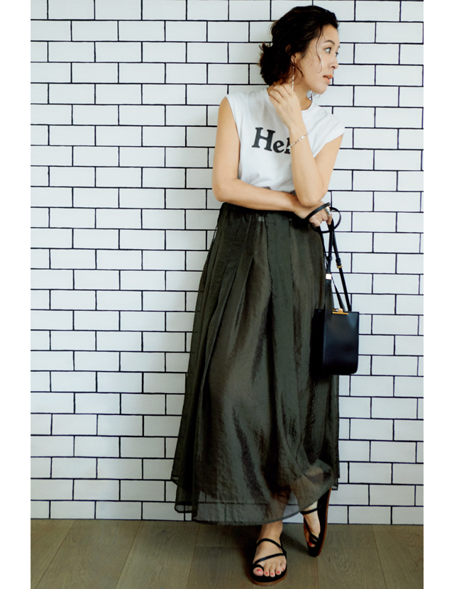 ロゴTシャツとロングスカートコーデの大草直子さん