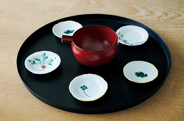 村田眞 人「色絵豆皿」¥1,980〜、中野知昭「ひな片口」 ¥22,000、安西淳「乾漆折敷」(φ33㎝)¥31,900
