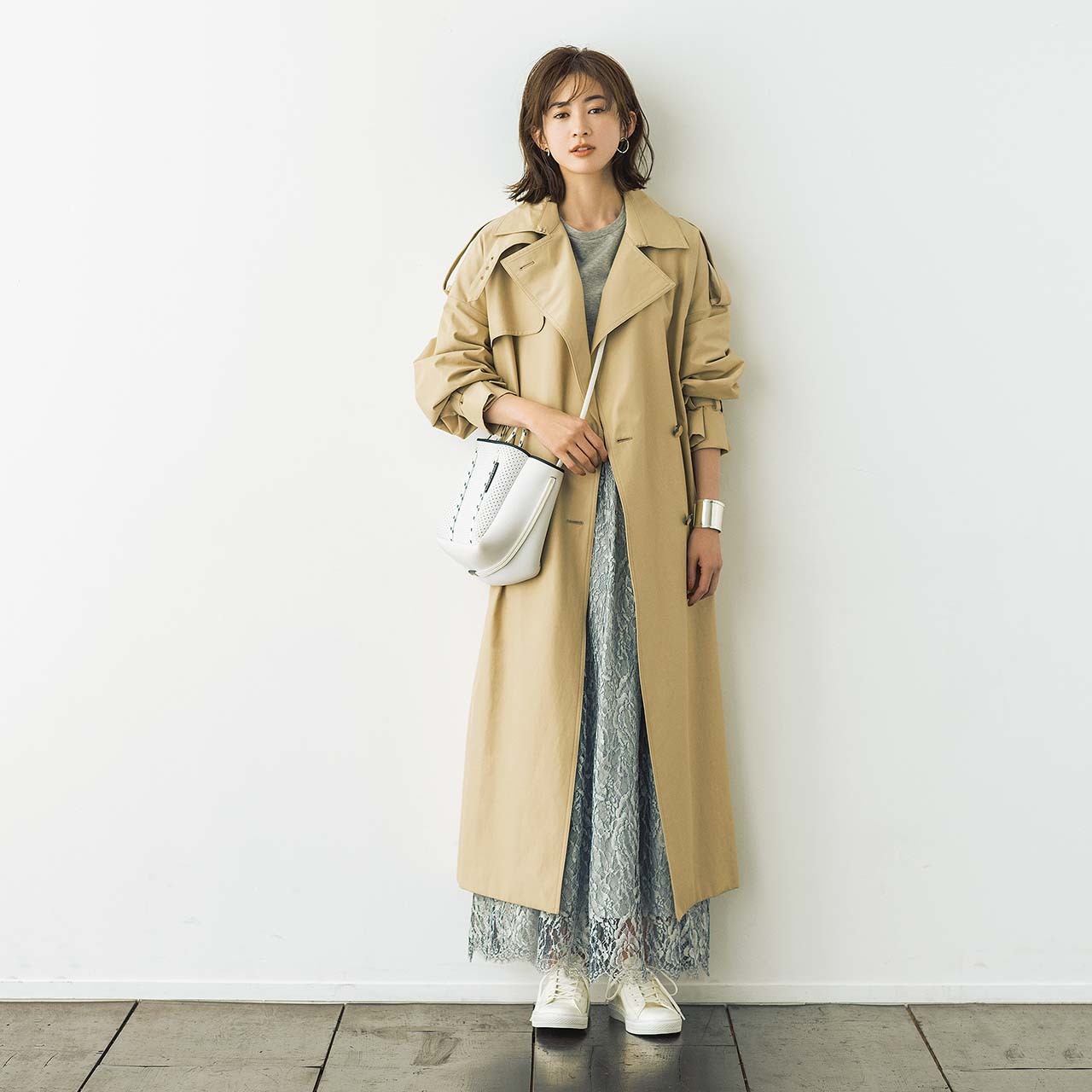 ロングトレンチコート×レーススカート×白スニーカーコーデ