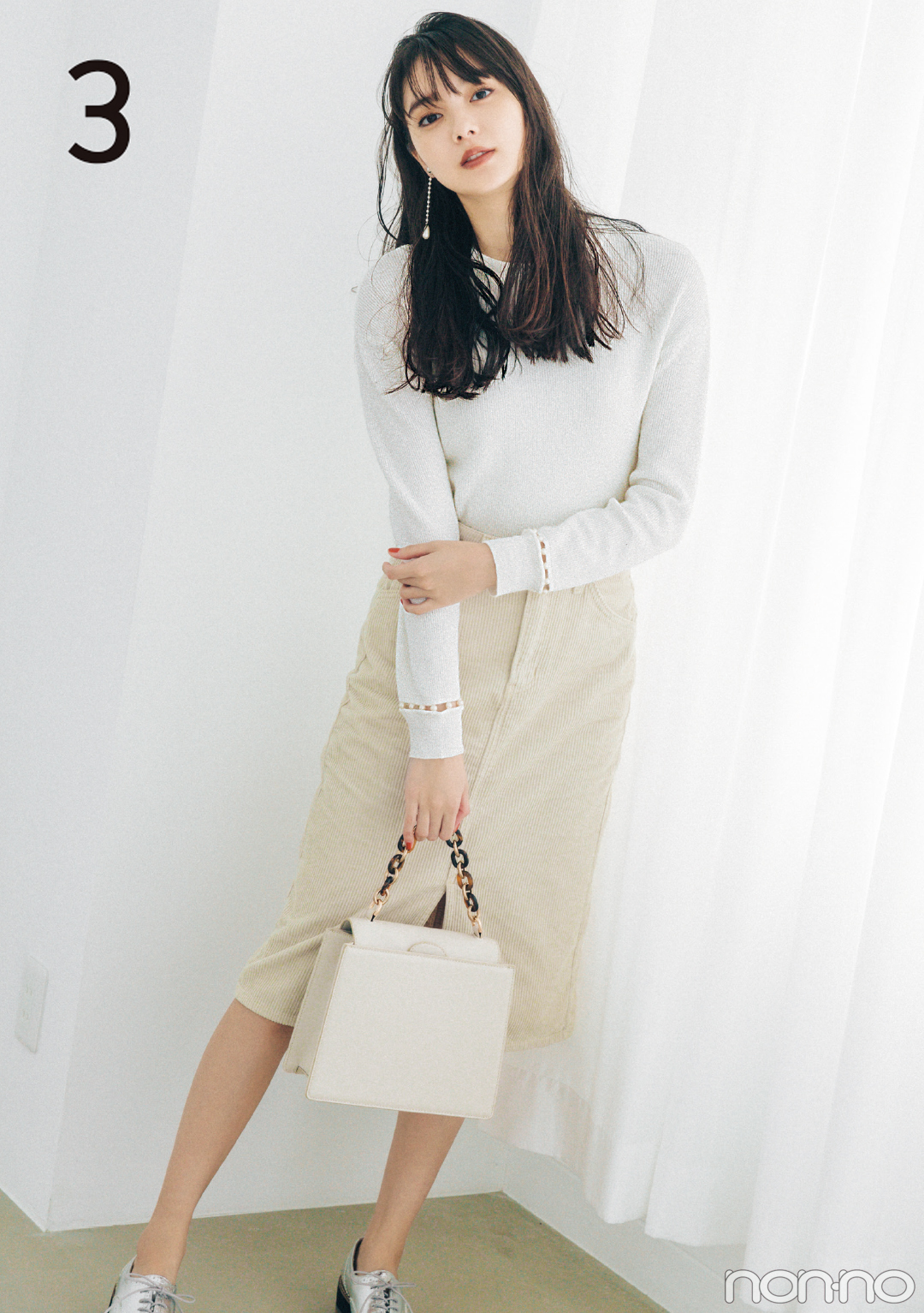 白のプチハイニットを10倍可愛く着る方法って 18秋冬ニットコーデ Non No Web ファッション 美容 モデル情報を毎日お届け