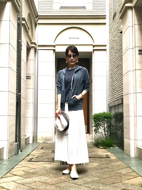 白プリーツをネイビーのTシャツとパーカー、フラットシューズでカジュアルに着ました